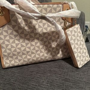 Square Women's Handbag New w/ Matching Wallet